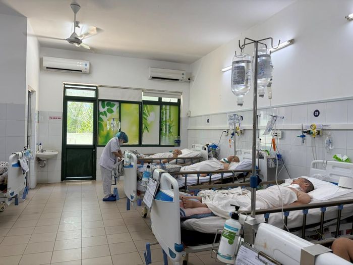 Thời tiết nắng nóng, số ca nặng nhập viện tại khoa Đột quỵ, Bệnh viện Đà Nẵng tăng cao, các phòng đều kín giường bệnh.