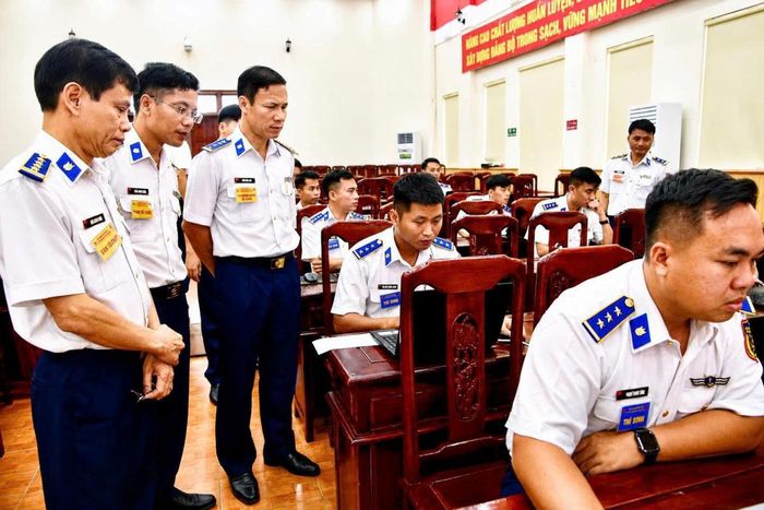 Các thí sinh thực hiện nội dung phần thi kiến thức chung trên phần mềm số hóa.