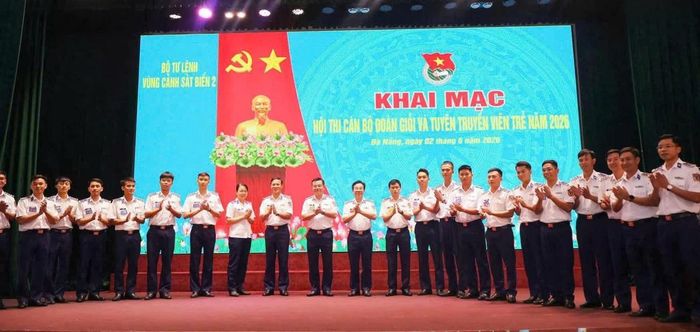 Thủ trưởng Bộ Tư lệnh Vùng chụp ảnh lưu niệm cùng các thi sinh.