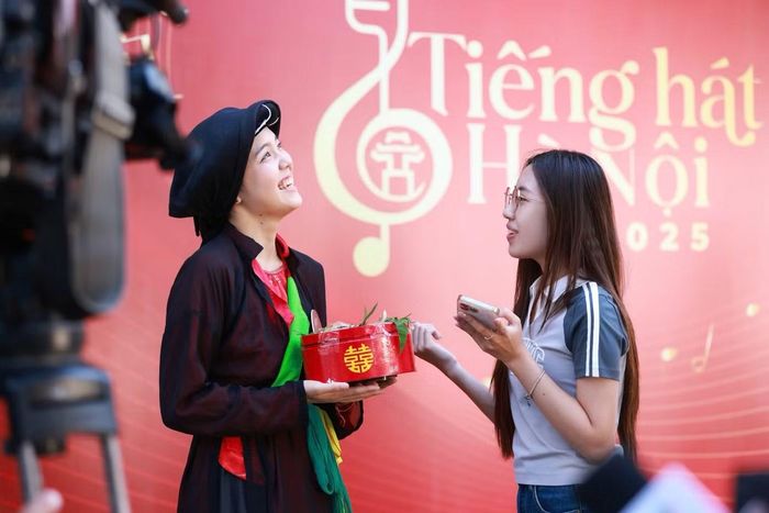 Khánh Linh (bên phải) làm việc trong môi trường truyền hình thực tế trong đợt thực tập tại Báo và Phát thanh Truyền hình Hà Nội.
