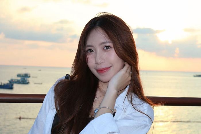Khánh Linh từng đạt 9,75 điểm môn Ngữ văn trong Kỳ thi tốt nghiệp THPT năm 2023 và là thí sinh có điểm Văn cao nhất thành phố Hà Nội.