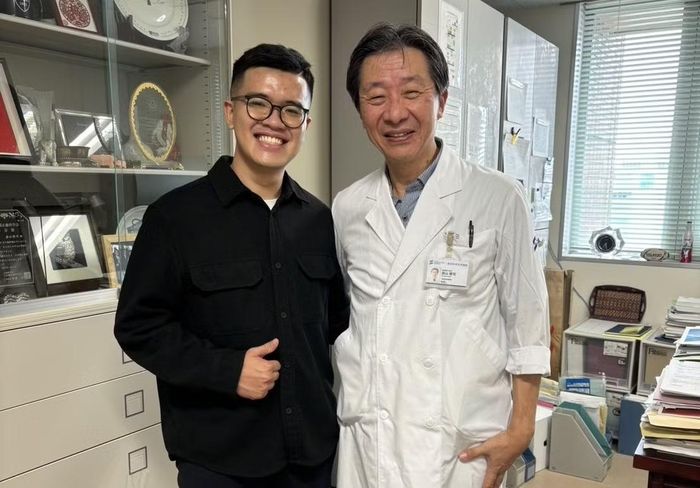  Thành Đồng (trái) chụp ảnh cùng GS Keiji Moriyama tại Viện Khoa học Tokyo, Nhật Bản. 