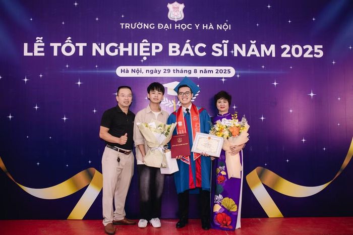  Thành Đồng và gia đình trong ngày tốt nghiệp. 