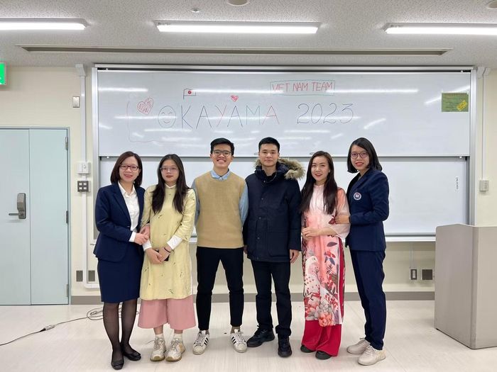  Thành Đồng (thứ ba, từ trái sang) tham gia chương trình học bổng trao đổi ngắn hạn với trường ĐH Okayama (Nhật Bản). 