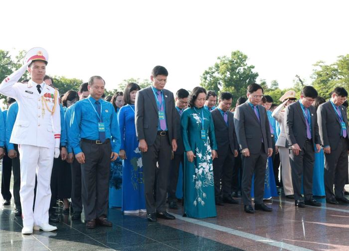  Đoàn đại biểu dự Đại hội XIV Công đoàn Việt Nam, nhiệm kỳ 2026-2031 đặt vòng hoa tại Đài tưởng niệm các Anh hùng liệt sĩ trên đường Bắc Sơn, Hà Nội, sáng 3-6. Ảnh: VIẾT CHUNG 