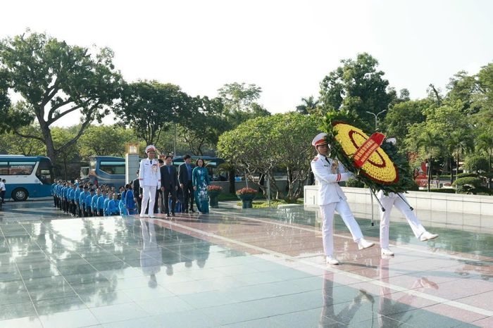  Đoàn đại biểu dự Đại hội XIV Công đoàn Việt Nam, nhiệm kỳ 2026-2031 đặt vòng hoa tại Đài tưởng niệm các Anh hùng liệt sĩ trên đường Bắc Sơn, Hà Nội, sáng 3-6. Ảnh: VIẾT CHUNG 