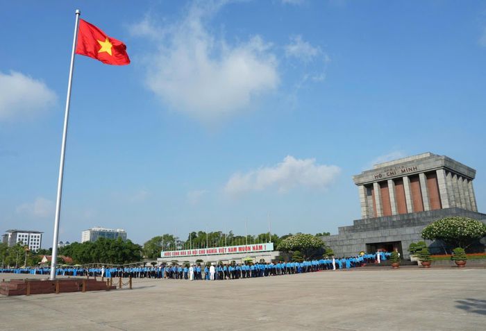  Đoàn đại biểu dự Đại hội XIV Công đoàn Việt Nam, nhiệm kỳ 2026-2031 đặt vòng hoa và vào Lăng viếng Chủ tịch Hồ Chí Minh, sáng 3-6. Ảnh: VIẾT CHUNG 