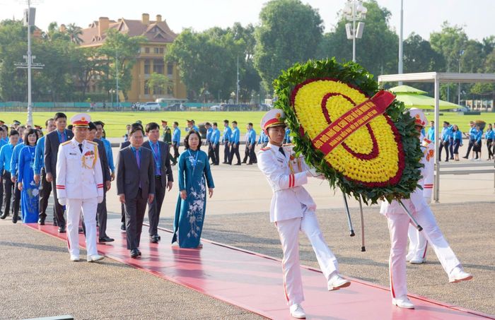  Đoàn đại biểu dự Đại hội XIV Công đoàn Việt Nam, nhiệm kỳ 2026-2031 đặt vòng hoa và vào Lăng viếng Chủ tịch Hồ Chí Minh, sáng 3-6. Ảnh: VIẾT CHUNG 