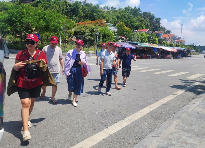  Du lịch trong nước đang bước vào mùa cao điểm. Ảnh THU HÀ 