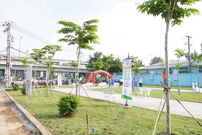  Một góc công viên phường Tăng Nhơn Phú được cải tạo từ khu đất trống. Ảnh THU HƯỜNG 