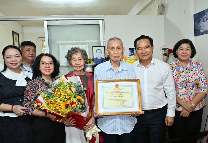  Chủ tịch UBND TPHCM Nguyễn Văn Được thăm, chúc thọ cụ Bùi Văn Hảo. Ảnh: VIỆT DŨNG 