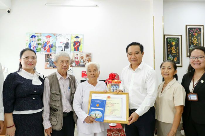  Chủ tịch UBND TPHCM cùng đoàn thăm, chúc thọ cụ Văn Thị Nượng. Ảnh: NGÔ BÌNH 