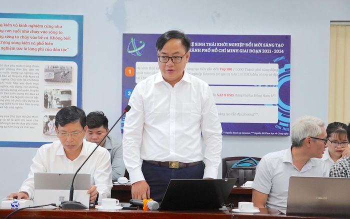  Đại diện phòng Kinh tế số và xã hội số, Sở KHCN TPHCM báo cáo tại hội nghị. ẢNH QUANG HUY 