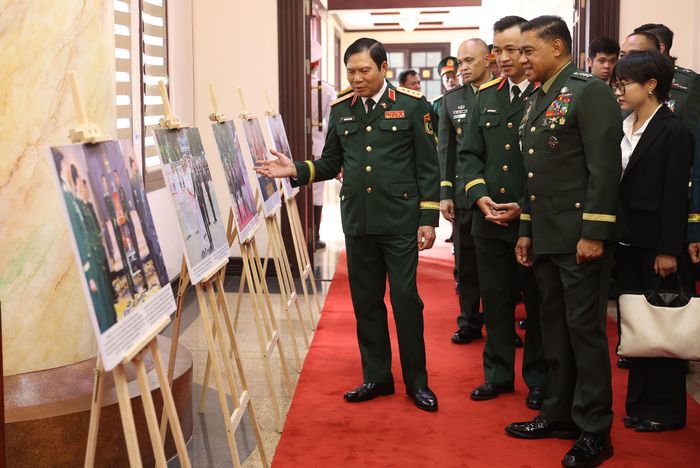  Đại tướng Nguyễn Tân Cương và Đại tướng Romeo Brawner Junior tham quan một số hình ảnh về hợp tác quốc phòng song phương tại trụ sở Bộ Quốc phòng. Ảnh: TRẦN BÌNH 