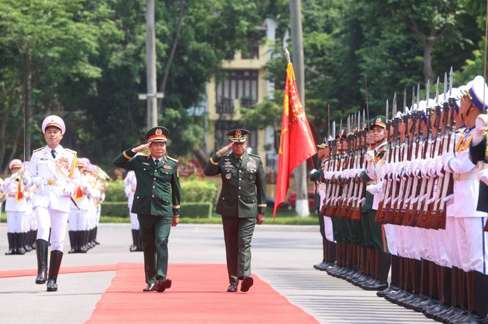  Đại tướng Nguyễn Tân Cương và Đại tướng Romeo Brawner Junior duyệt đội danh dự Quân đội nhân dân Việt Nam tại lễ đón. Ảnh: TRẦN BÌNH 