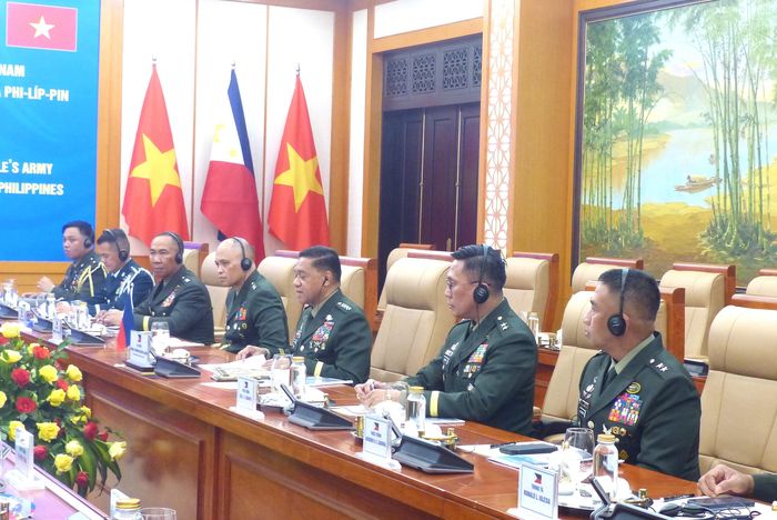  Các đại biểu phía Philippines tham gia hội đàm. Ảnh: TRẦN BÌNH 