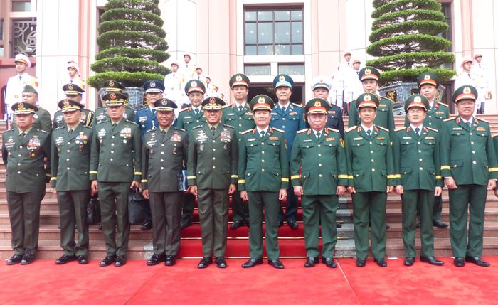  Đại tướng Nguyễn Tân Cương và Đại tướng Romeo Brawner Junior, cùng đoàn đại biểu quân đội hai nước tại lễ đón. Ảnh: TRẦN BÌNH 
