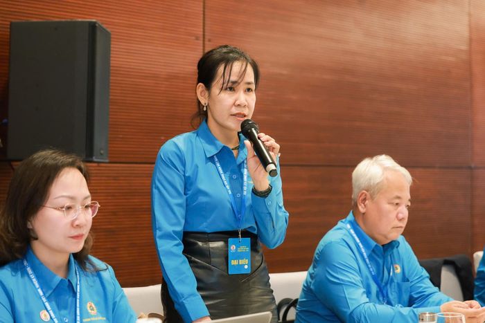 Bà Bùi Thị Ngọc Oanh, bộ phận tài chính, Liên đoàn Lao động TPHCM phát biểu tại Trung tâm thảo luận số 3. Ảnh: VIẾT CHUNG 