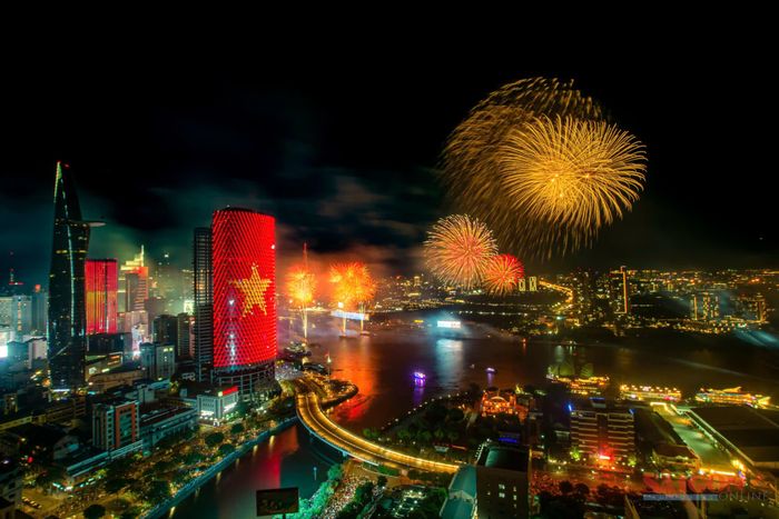  Tác phẩm "Pháo hoa của hòa bình". Tác giả: NGUYỄN QUỐC HUY 