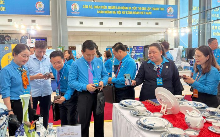  Đại biểu quét mã QR để tìm hiểu về xuất xứ sản phẩm tại không gian trưng bày 