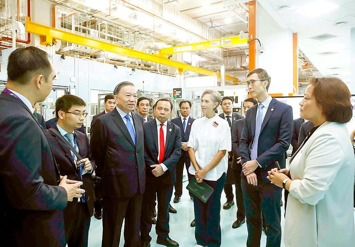 Tổng Bí thư, Chủ tịch nước Tô Lâm thăm Nhà máy mẫu cho công nghệ sản xuất tiên tiến tại Singapore, ngày 30-5. Ảnh: TTXVN
