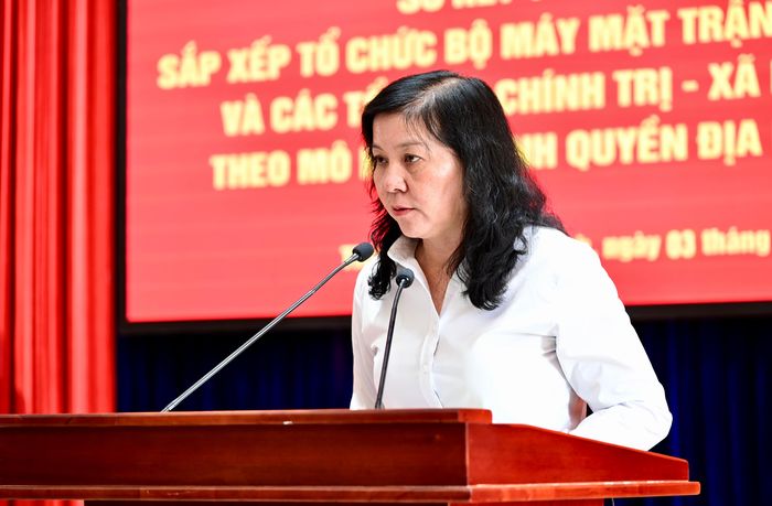 Phó Chủ tịch Hội Nông dân TPHCM Huỳnh Thị Kim Xuyến trình bày tham luận. Ảnh: VĂN MINH