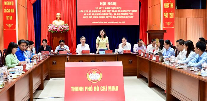 Đồng chí Trương Thị Bích Hạnh điều hành hội nghị. Ảnh: VĂN MINH