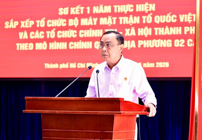 Phó Chủ tịch Ủy ban MTTQ Việt Nam TPHCM, Chủ tịch Hội Cựu chiến binh TPHCM Nguyễn Minh Hoàng trình bày tham luận. Ảnh: VĂN MINH