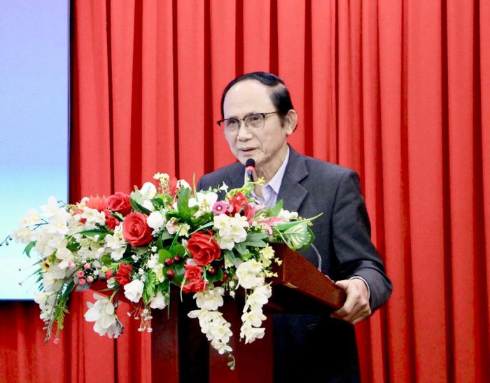  PGS-TS Huỳnh Quốc Thắng chia sẻ về yêu cầu đối với đội ngũ quản lý nghệ thuật trong phát triển công nghiệp văn hóa. Ảnh: THÚY BÌNH 