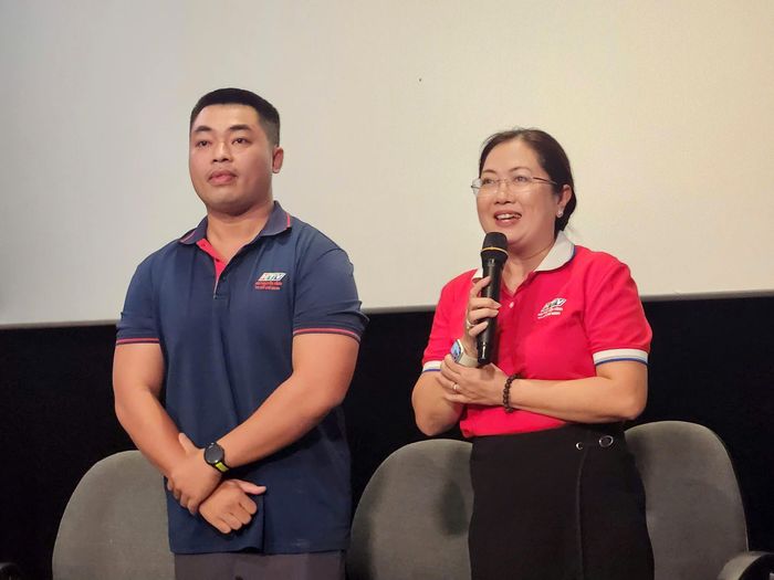  Đạo diễn Quang Thịnh và biên tập Ngọc Lan. Ảnh: VĂN TUẤN 