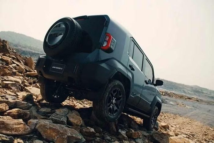 Theo các nân viên tư vấn bán hàng cho biết mẫu SUV cỡ nhỏ này ở Việt Nam chỉ có 1 phiên bản là 4WD 2.7 và giá bán dự kiến 1,198 tỷ đồng. Nếu giá bán này là chính xác, Toyota Land Cruiser FJ có giá khởi điểm cao hơn đàn anh Fortuner dù kích thước nhỏ hơn và dùng chung khung gầm