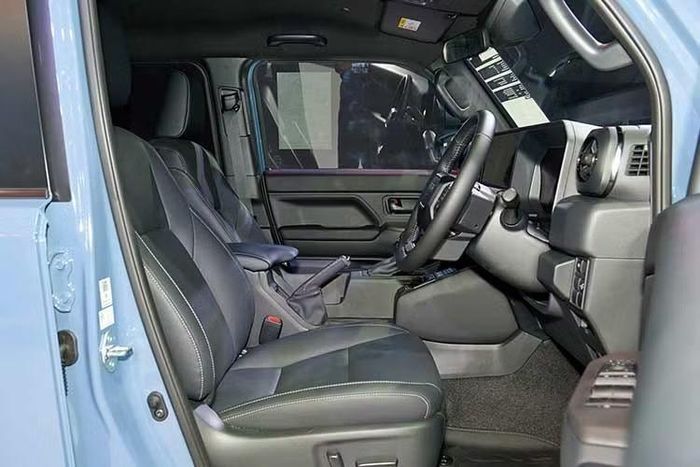 Toyota Land Cruiser FJ là động cơ xăng 2TR-FE quen thuộc với 4 xi-lanh, dung tích 2.7L, dùng chung với người anh em Fortuner. Động cơ cho công suất tối đa 166 mã lực và mô-men xoắn cực đại 245 Nm, đạt tiêu chuẩn khí thải Euro 6. Động cơ này đi kèm với hệ dẫn động 4WD và hộp số tự động 6 cấp tiêu chuẩn, mang đến mức tiêu thụ nhiên liệu 9,6 lít/100 km trên đường hỗn hợp.