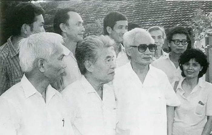 GS Tạ Quang Bửu cùng Thủ tướng Phạm Văn Đồng thăm Viện Toán học (1986). Ảnh tư liệu: ND.