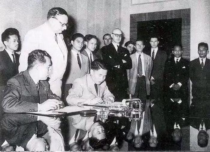 GS Tạ Quang Bửu ký Hiệp định Geneva năm 1954. Ảnh tư liệu.
