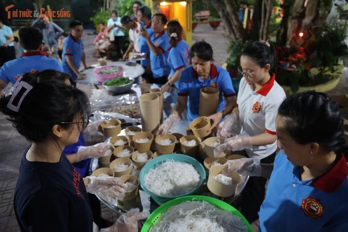 Anh Phan Quốc Bảo (sinh năm 1993), đại diện nhóm thiện nguyện, cho biết mô hình được thành lập từ tháng 5/2024 sau khi các thành viên chứng kiến một hoạt động phát mì miễn phí và mong muốn lan tỏa việc làm ý nghĩa này tại địa phương.