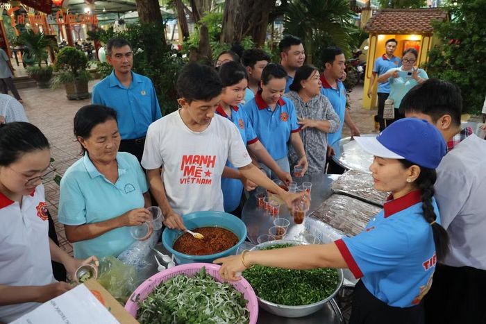 Không khí trong khu bếp luôn khẩn trương nhưng đầy tiếng cười. Mỗi thành viên chủ động đảm nhận một công việc, phối hợp nhịp nhàng như một dây chuyền nhằm rút ngắn thời gian chuẩn bị cho buổi phát suất ăn.