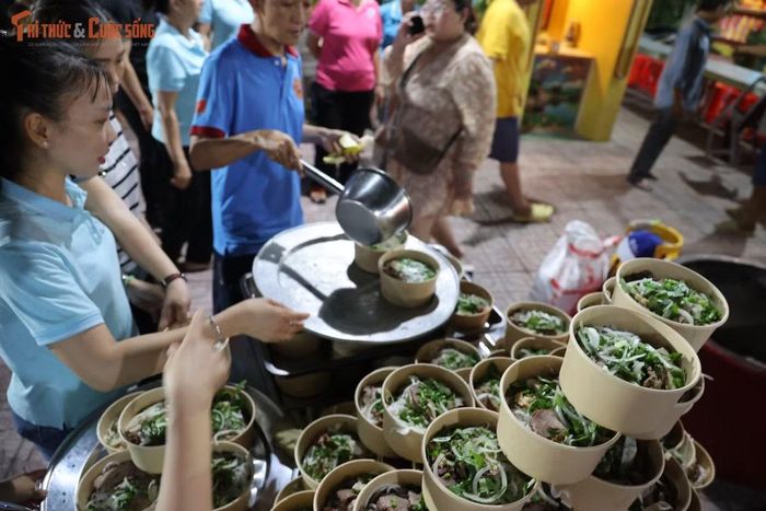 Với nhiều người bán vé số và lao động tự do, tiệm mì 0 đồng đã trở thành điểm hẹn quen thuộc vào thứ 5 mỗi tuần.