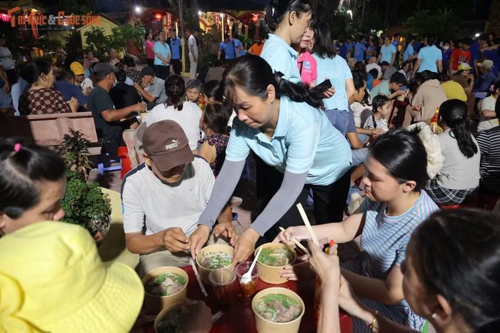 Các tình nguyện viên tận tay trao từng suất ăn cho người dân với thái độ niềm nở và thân thiện. Không chỉ phát thức ăn, họ còn dành những lời hỏi thăm, động viên để sẻ chia cùng những hoàn cảnh khó khăn.