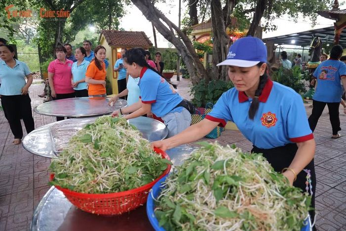 Trước giờ phục vụ, những tô bún bò nóng hổi được các tình nguyện viên nhanh tay hoàn thiện.