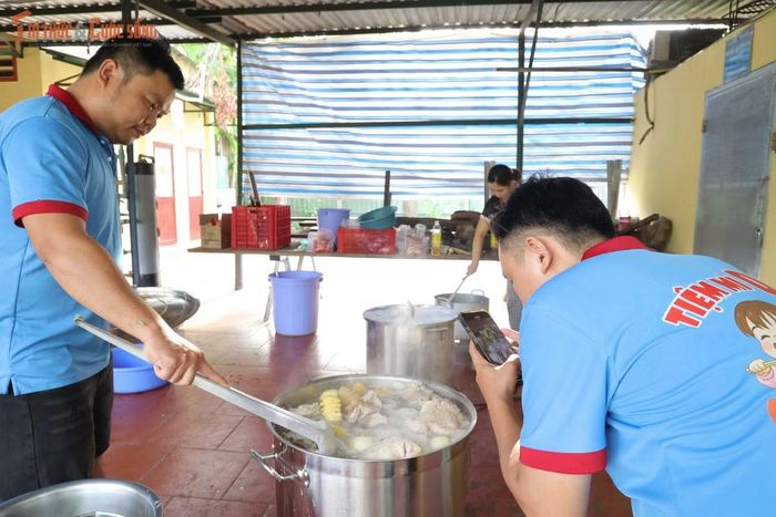 Nồi nước dùng nghi ngút khói được nấu liên tục trong nhiều giờ. Các thành viên thay phiên nhau nêm nếm, điều chỉnh hương vị để mỗi tô bún khi đến tay người dân đều đảm bảo chất lượng và thơm ngon.