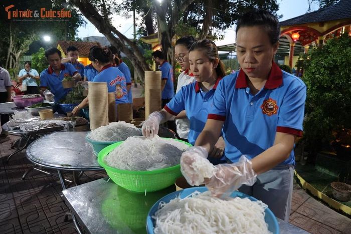Các anh, chị tình nguyện viên tất bật chuẩn bị để trao những suất bún bò nghĩa tình đến với người lao động nghèo...
