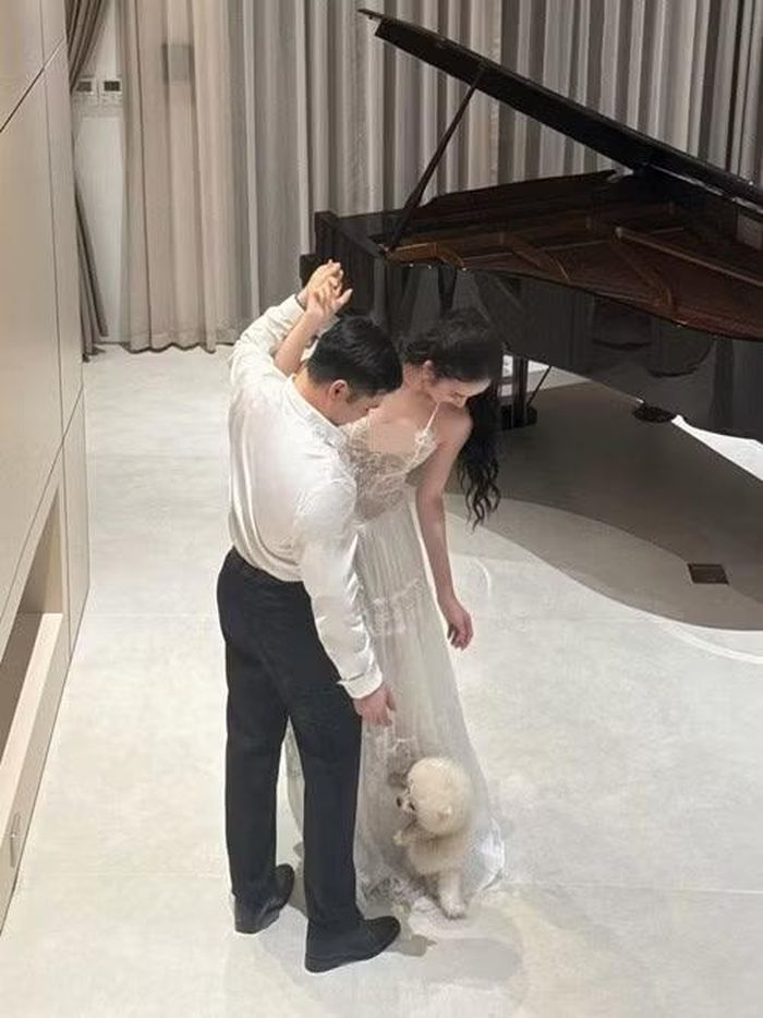 Trong không gian riêng tư tại nhà, cặp đôi thoải mái khiêu vũ cùng nhau, thu hút sự quan tâm của người theo dõi. Ảnh: Instagram Hương Liên.