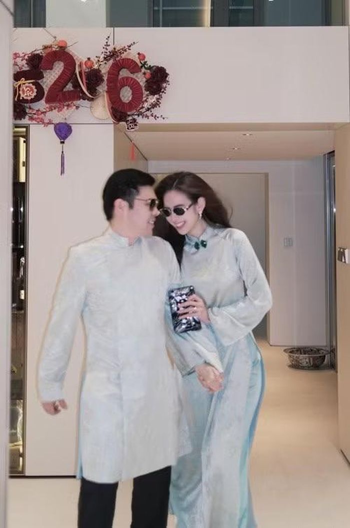 Trong dịp Tết Nguyên đán 2026, Hương Liên và chồng diện áo dài đồng điệu. Cặp đôi lựa chọn phong cách trẻ trung, hiện đại. Ảnh: Instagram Hương Liên.