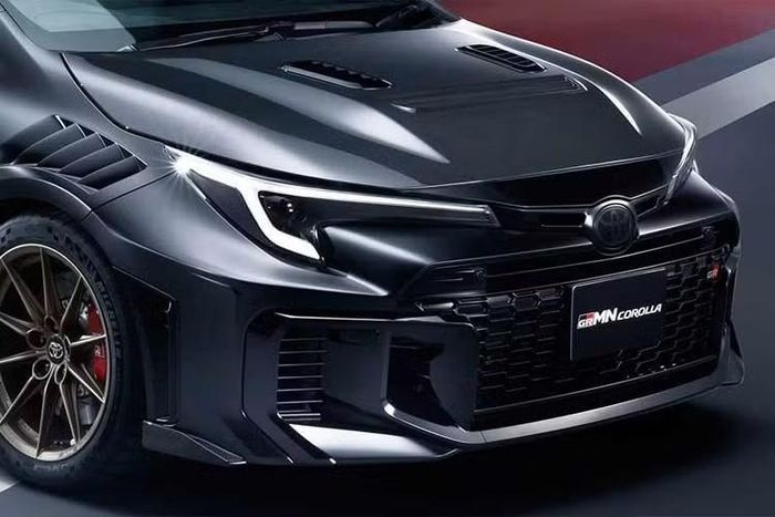 Ngoại thất cũng được nâng cấp mạnh mẽ với hàng loạt chi tiết bằng sợi carbon như nắp ca-pô, vòm bánh trước, cánh hướng gió bên và cánh gió lớn phía sau. Đặc biệt, cánh gió đuôi xe có thể điều chỉnh 5 mức khác nhau nhằm tối ưu hiệu quả khí động học trên đường đua.