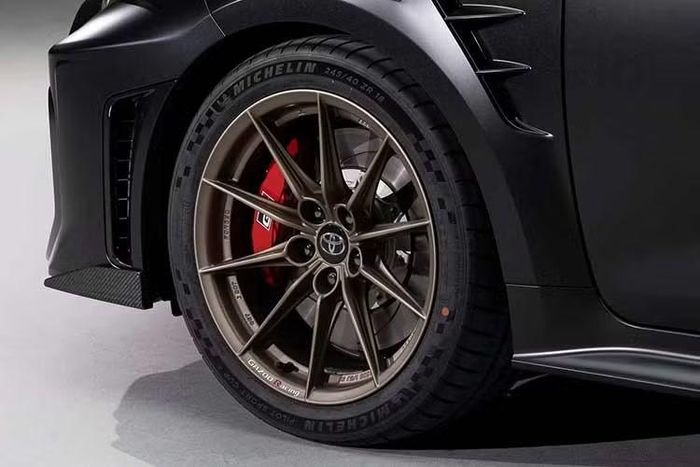 Xe được trang bị bộ mâm rèn 18 inch sơn màu đồng mờ kết hợp với lốp hiệu suất cao Michelin Pilot Sport Cup 2, có bề rộng lớn hơn so với phiên bản GR Corolla tiêu chuẩn.