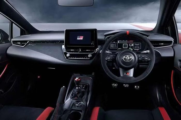 Nhờ những tinh chỉnh mới, Toyota GRMN Corolla 2027 mới nhẹ hơn khoảng 40 kg so với phiên bản GR Corolla tiêu chuẩn. Khu vực ghế sau được thay thế bằng thanh giằng nhằm gia tăng độ ổn định khi vận hành ở tốc độ cao.