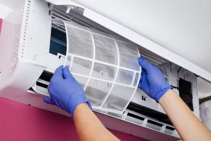 Các dấu hiệu như điều hòa chạy liên tục không ngắt, thời gian làm mát kéo dài bất thường, nhiệt độ trong phòng không ổn định hoặc xuất hiện những khu vực nóng lạnh không đồng đều chính là lời cảnh báo cho thấy hệ thống đang gặp vấn đề và cần được kiểm tra sớm để tránh phát sinh thêm chi phí.