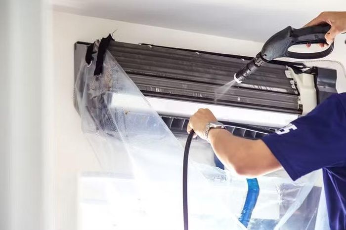 Để tiết kiệm điện hiệu quả trong mùa hè, các chuyên gia khuyến nghị người dùng nên vệ sinh điều hòa định kỳ, thay hoặc làm sạch bộ lọc thường xuyên, duy trì mức nhiệt từ 26 đến 28 độ C, đồng thời cân nhắc nâng cấp lên các dòng điều hòa tiết kiệm điện thế hệ mới nhằm tối ưu hiệu suất làm mát và giảm áp lực chi phí sinh hoạt hằng tháng.s