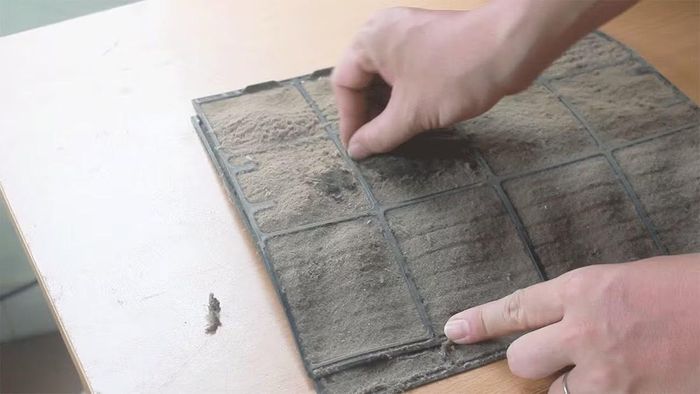 Theo các chuyên gia điện lạnh, một trong những nguyên nhân phổ biến nhất khiến điều hòa tiêu tốn điện năng là bộ lọc không khí bị bám bụi quá dày, bởi khi luồng không khí bị cản trở, máy phải hoạt động với công suất lớn hơn để duy trì nhiệt độ cài đặt, từ đó làm tăng đáng kể mức tiêu thụ điện và khiến các linh kiện bên trong nhanh xuống cấp.