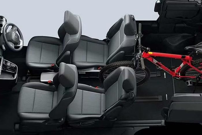 Phiên bản nâng cấp năm 2026 của Suzuki Landy cũng đánh dấu việc loại bỏ hoàn toàn động cơ xăng 2.0L, tương tự quyết định mà Toyota đã áp dụng cho Noah cách đây vài tháng. Hiện Landy chỉ còn duy nhất một tùy chọn động cơ là hệ truyền động hybrid tự sạc, kết hợp máy xăng hút khí tự nhiên, dung tích 1.8L với 1 hoặc 2 mô-tơ điện.